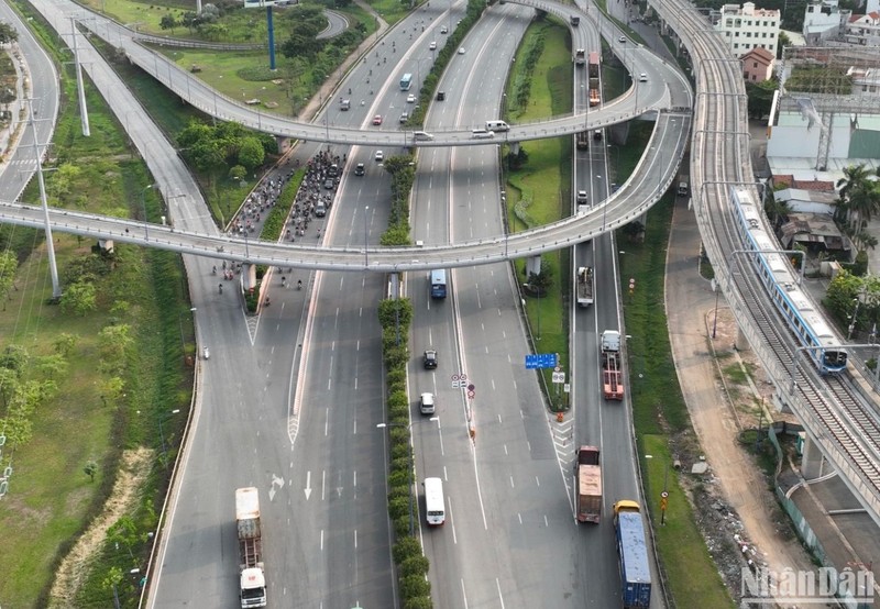 Metro Bến Thành-Suối Tiên chạy thử 12km đường trên cao